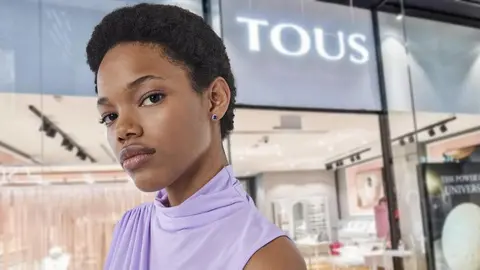 Los pendientes con piedras azules se llevan: Tous, Pandora y Swarovski los clavan