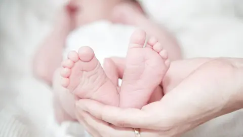 Final feliz para el beb&eacute; reci&eacute;n nacido abandonado en plena calle en Huelva