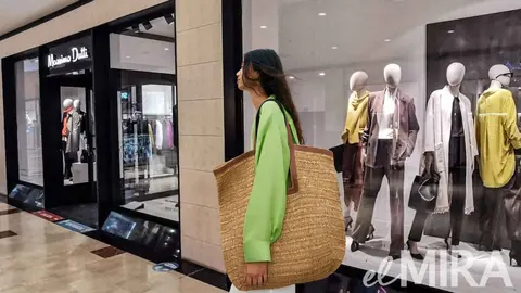 El bolso gigante de rafia de Massimo Dutti que se ha puesto de moda