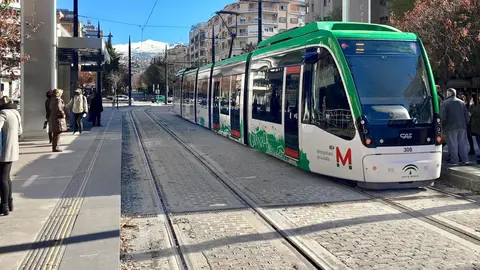 Atropellada por el metro en Granada tras cruzar con el sem&aacute;foro en rojo mirando el m&oacute;vil
