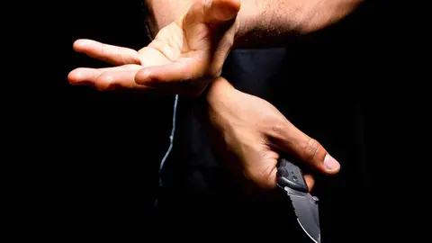 Una mujer roba a un anciano en Jerez y otra a un comerciante tras ponerle un cuchillo en el cuello