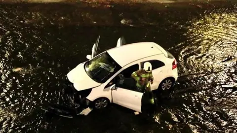 Un coche con 5 personas cae a un r&iacute;o en Palma del R&iacute;o
