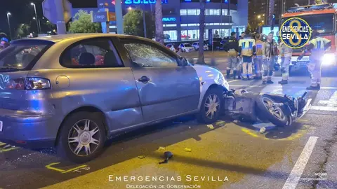 Muere un motorista tras ser embestido por un turismo en la carretera de Carmona de Sevilla