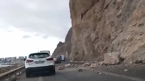 Cae una roca sobre una carretera de Almer&iacute;a por el temporal