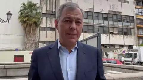 Jose Luis Sanz denuncia la suciedad de Sevilla en Semana Santa