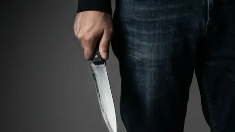 Entra con un cuchillo en un bar en Granada tras la recogida de una hermandad