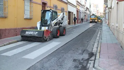Una mujer cae desde un balc&oacute;n a la terraza de un bar en Almer&iacute;a y hiere a un hombre