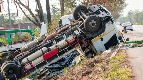 Vuelca un cami&oacute;n en plena carretera a la altura de Medina Sidonia