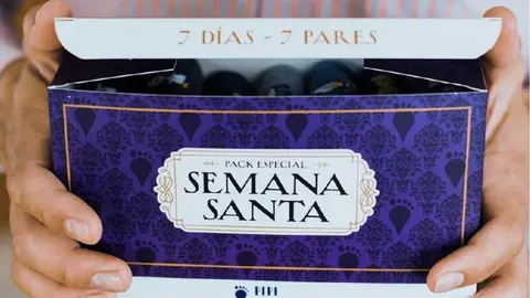 La moda de la Semana Santa llega a los pies con unos calcetines de ensue&ntilde;o para 'capillitas'