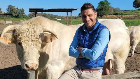 Joaqu&iacute;n posa delante de un toro en Instagram: "El 'mieo' va por dentro"