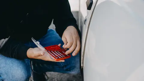 Roba las 4 ruedas de un coche en Ronda y las pone a la venta en Internet