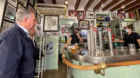 Jos&eacute; Luis Sanz visita un establecimiento hostelero en Sevilla