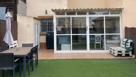 Esta es la unifamiliar para alquilar en Jerez m&aacute;s destacada de Idealista gran jard&iacute;n y piscina