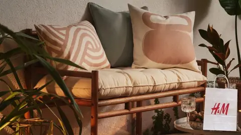 H&M agota las existencias del banco de madera que parece llegado de la India