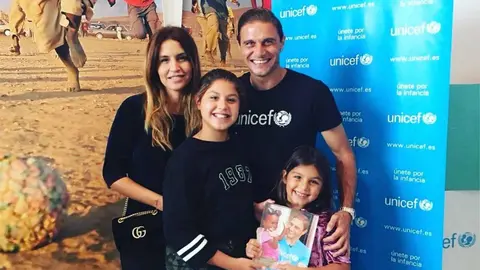 Joaqu&iacute;n S&aacute;nchez junto a Susana Saborido y sus hijas en un acto de Unicef