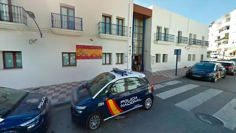 Exhibe su cuerpo ante menores en plena calle en Estepona