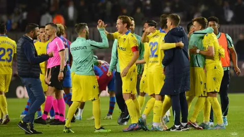 Los jugadores del C&aacute;diz CF celebran el triunfo ante el FC Barcelona | CCF