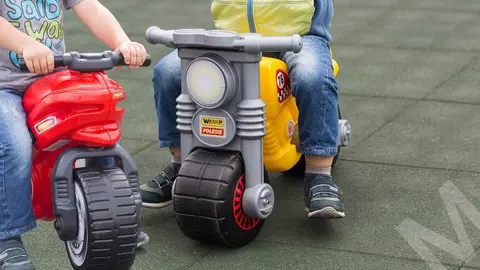 Dos ni&ntilde;os de 2 a&ntilde;os escapan de una guarder&iacute;a en Almer&iacute;a en motos de juguete