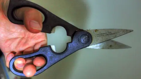 Atracan a un hombre en Granada poni&eacute;ndole unas tijeras sobre el cuello