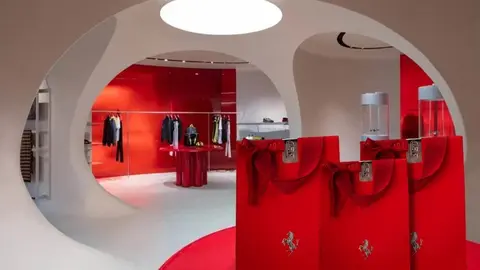 La chaqueta corta para mujer de Ferrari que es la prenda ideal de moda para entretiempo