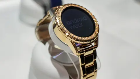 Acaban con las unidades del reloj inteligente Guess en Amazon que parece de oro y diamantes