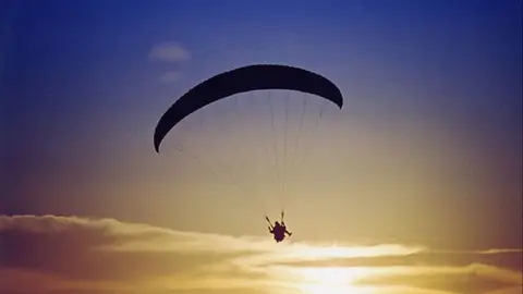 Cae al vac&iacute;o mientras volaba con su parapente en La Cabra