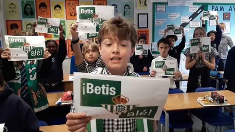 Ni&ntilde;os en un colegio de Londres cantan el himno del Real Betis