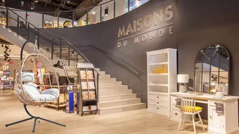 La silla colgante de Maisons du Monde llama la atenci&oacute;n de todos: ideal para jardines y terrazas