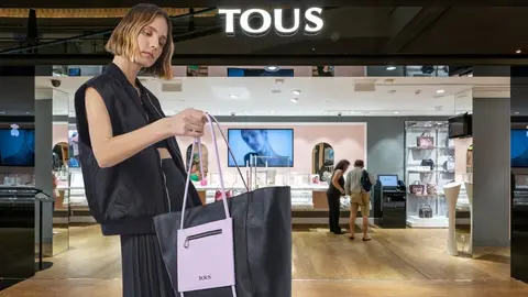 Tous propone bolsos personalizados con las iniciales del nombre como regalo del d&iacute;a de la madre