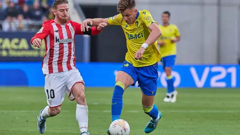 Muniain trata de frenar a Alejo en el Nuevo Mirandilla | Salvador L&oacute;pez Medina para El MIRA