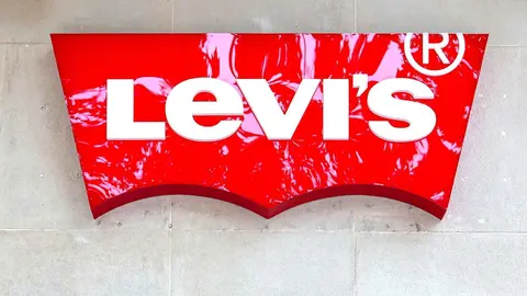 Arrasan los Levi&rsquo;s c&oacute;modos que llevan las mism&iacute;simas Hailey Bieber y Gigi Hadid en el d&iacute;a a d&iacute;a