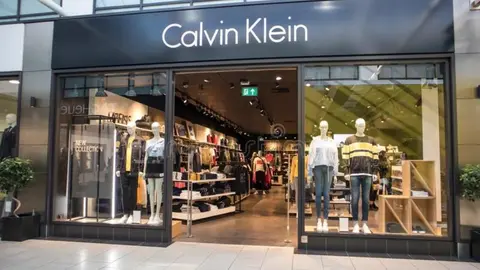 Las nuevas zapatillas sneakers con cu&ntilde;a de Calvin Klein para ir a la moda: pegan con todo lo que vistas