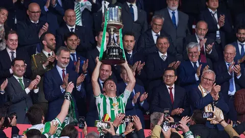 Joaqu&iacute;n levanta la Copa del Rey | Foto de Salva L&oacute;pez para ElMIRA.es