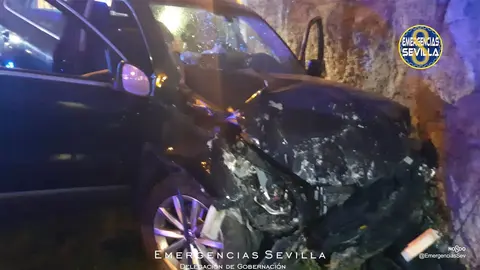 Un coche se estrella contra la Muralla de la Macarena de Sevilla