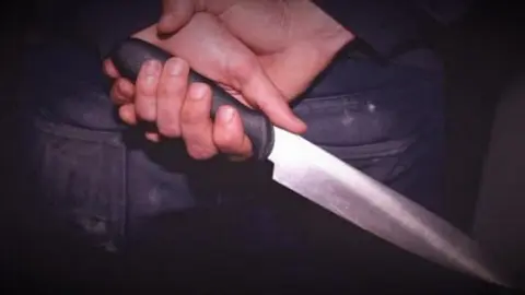 Ataca a una mujer en el cuello con un cuchillo en La Puebla de Cazalla