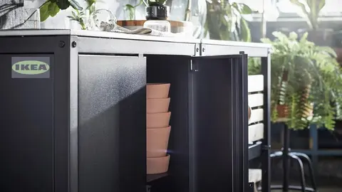La estanter&iacute;a de Ikea preparada para la lluvia y el sol: perfecta para colocar junto la barbacoa
