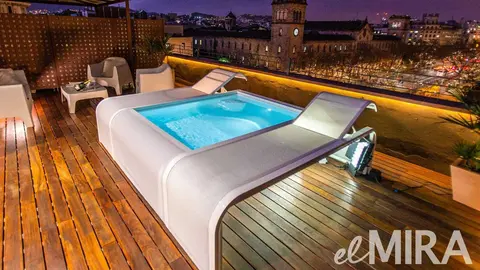 Llega a Leroy Merlin la piscina mariposa que arrasar&aacute; en terrazas y peque&ntilde;os patios: tumbonas incorporadas