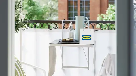 Ikea lanza la mesa de terraza que va colgada a la barandilla: ganas espacio para disfrutar de las vistas