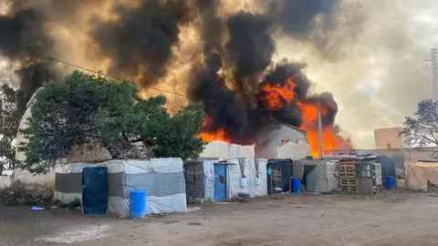 En llamas 5 infraviviendas en el barrio de El Matadero de Huelva