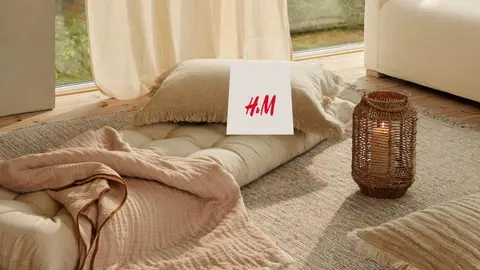 Tumbarte en el suelo de casa o del jard&iacute;n: una locura de c&oacute;modo con el coj&iacute;n gigante de H&M Home
