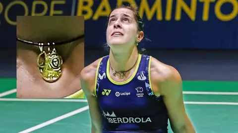 La Virgen del Roc&iacute;o presente en el cuello de Carolina Mar&iacute;n que llora tras ganar el Campeonato de Europa de Badminton