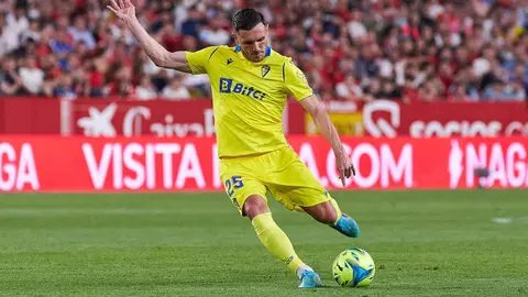 Lucas P&eacute;rez golpea el esf&eacute;rico que supuso el empate en el S&aacute;nchez-Pizju&aacute;n | Salvador L&oacute;pez Medina para El MIRA