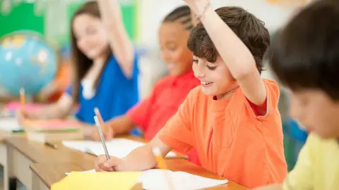Ni&ntilde;os en el colegio en una foto de archivo