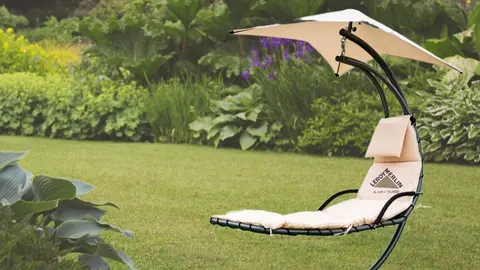 La tumbona colgada (con sombrilla) de Leroy Merlin que enamora en el jard&iacute;n: 169 euros con descuento