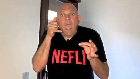 Comandante Lara y el chiste del m&oacute;vil en la sauna