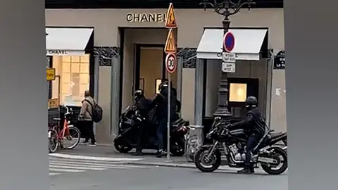 Momento en el que los atracadores huyen de la tienda Chanel.