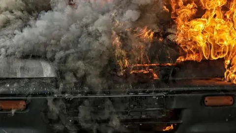 Arde un coche con un hombre dentro a la altura de Cartaya en Huelva