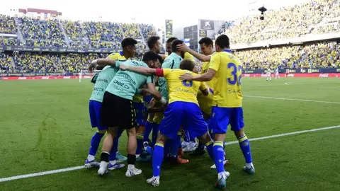 Los jugadores del C&aacute;diz celebran el tanto de Rub&eacute;n Sobrino | CCF