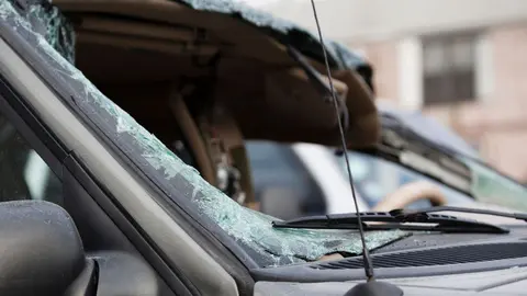 Impactante choque frontal entre 2 coches en la Urbanizaci&oacute;n Mijas Golf en M&aacute;laga