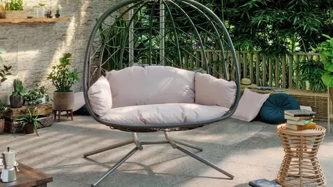 El sill&oacute;n colgante (para parejas) que llega a Leroy Merlin: arrasar&aacute; en terrazas y patios
